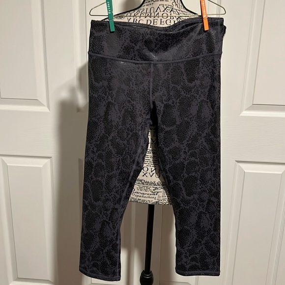 Mid-Rise Printed PowerHold® Crop - Picture 3 of 4